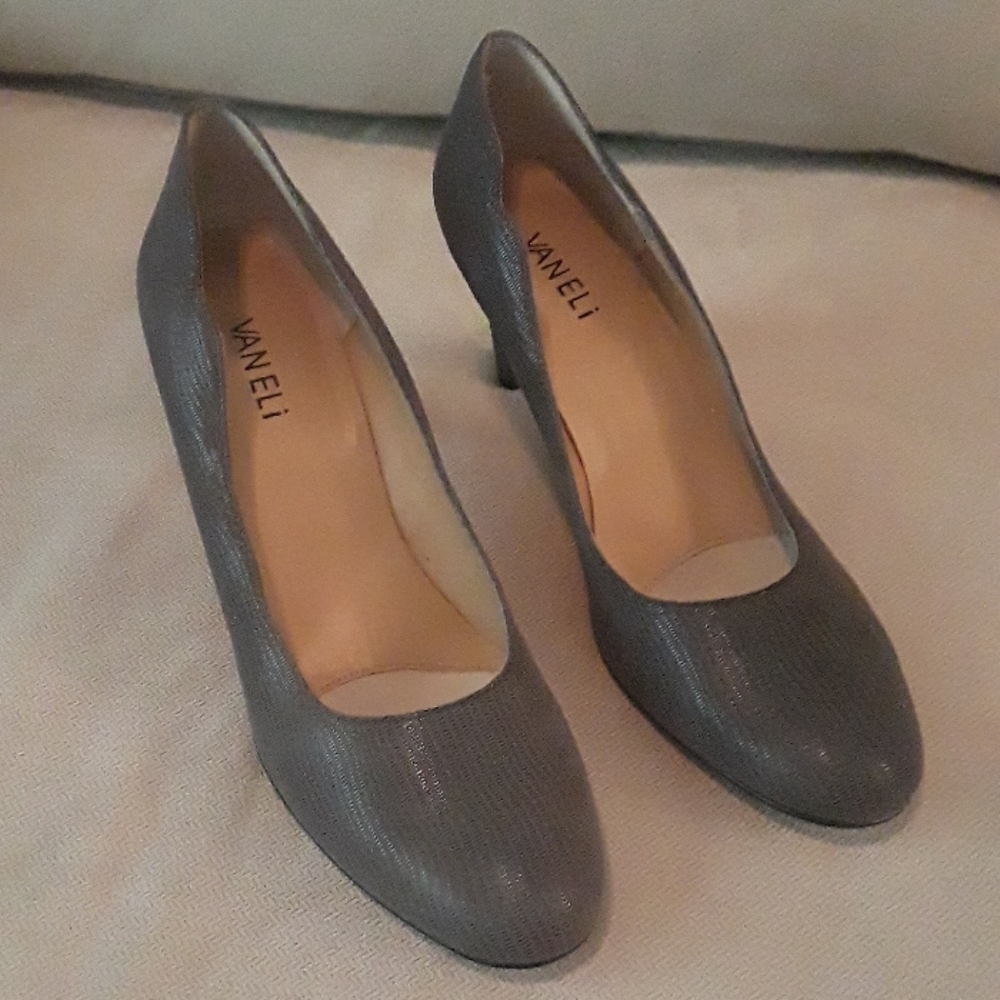 Vaneli Grey leather pumps 9.5 N